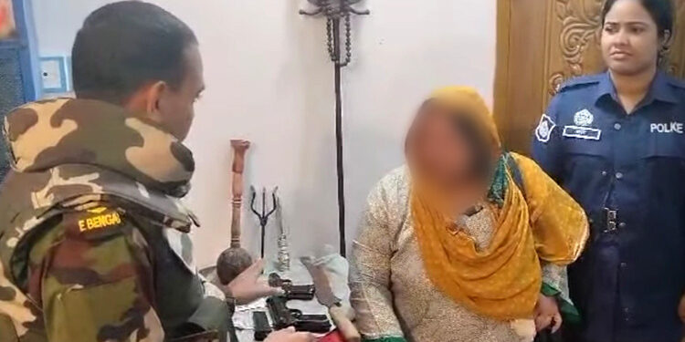ভারতীয় পরিচয়পত্র ও অস্ত্রসহ নারী গ্রেফতার