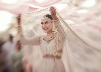 ঘোমটার আড়াল থেকে হাসলেন মেহজাবীন