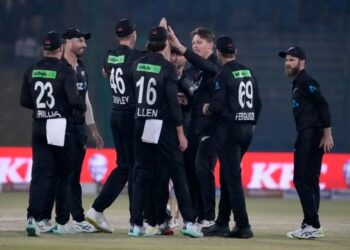 প্রথম ম্যাচে পাকিস্তানকে উড়িয়ে দিল নিউজিল্যান্ড