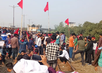 শিক্ষার্থীদের বিক্ষোভ, ঢাকা-উত্তরবঙ্গ রেল যোগাযোগ বন্ধ