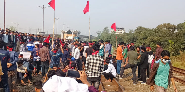 শিক্ষার্থীদের বিক্ষোভ, ঢাকা-উত্তরবঙ্গ রেল যোগাযোগ বন্ধ