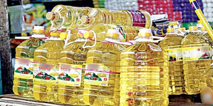 বাজারে সয়াবিন তেলের কৃত্রিম সংকট, ক্ষুব্ধ ভোক্তা