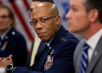 যুক্তরাষ্ট্রের সশস্ত্র বাহিনীর প্রধানকে বরখাস্ত করলেন ট্রাম্প