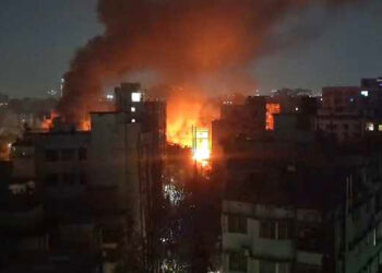 খিলগাঁওয়ে স’মিলের আগুন ছড়িয়ে পড়ছে, বিস্ফোরিত হচ্ছে সিলিন্ডার