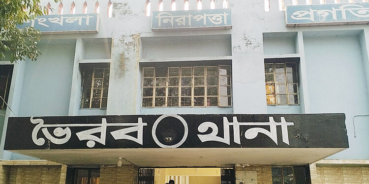 মাইকে ঘোষণা দিয়ে দুপক্ষের সংঘর্ষে আহত ১৫