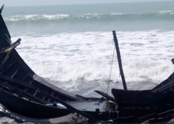 রোহিঙ্গা বোঝাই নৌকাডুবি, দুই শিশু নিখোঁজ