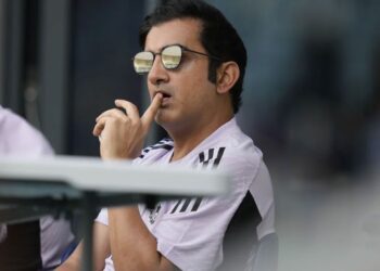 তোপের মুখে গম্ভীর!