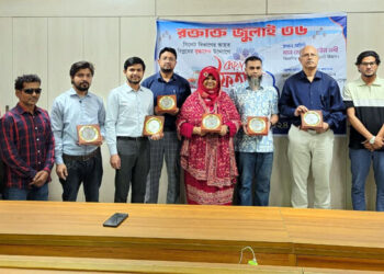 জুলাই যোদ্ধাদের ‘কৃতজ্ঞতা স্মারক’ পেলেন  চিকিৎসক-কর্মকর্তারা