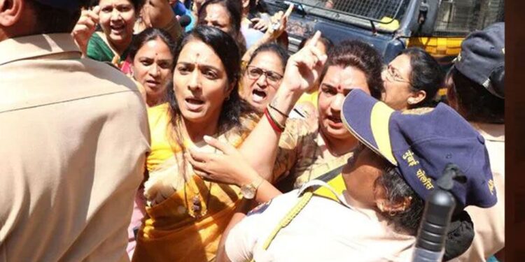 বিনা শাস্তিতে খুন করার অনুমতি চাইলেন ভারতীয় নেত্রী