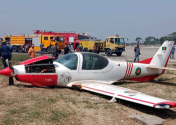 যশোরে প্রশিক্ষণ বিমানের ক্রাশ ল্যান্ডিং