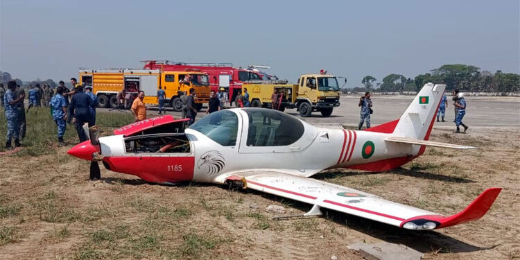 যশোরে প্রশিক্ষণ বিমানের ক্রাশ ল্যান্ডিং
