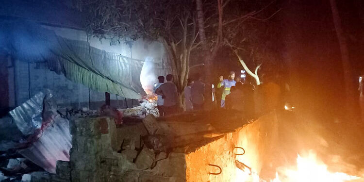 শিশুটির দাফন সম্পন্ন, ধর্ষণে অভিযুক্তের বাড়িতে জনতার আগুন