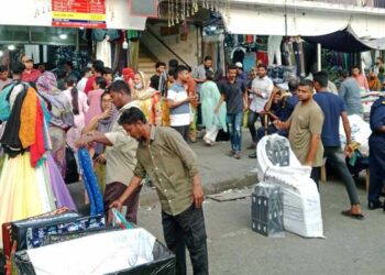 ঢাকা নিউমার্কেটে জমে উঠছে ঈদের কেনাকাটা