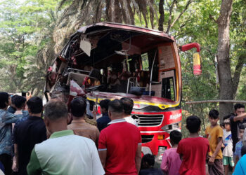 দুই বাসের মুখোমুখি সংঘর্ষে আহত ১৫