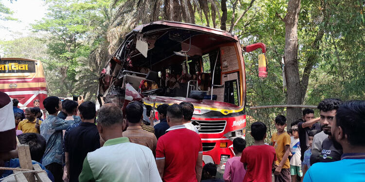 দুই বাসের মুখোমুখি সংঘর্ষে আহত ১৫