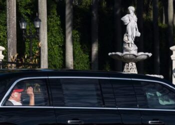 ট্রাম্পের বাসার ওপরে ঘুরছিল বিমান, যুদ্ধবিমানের ধাওয়া