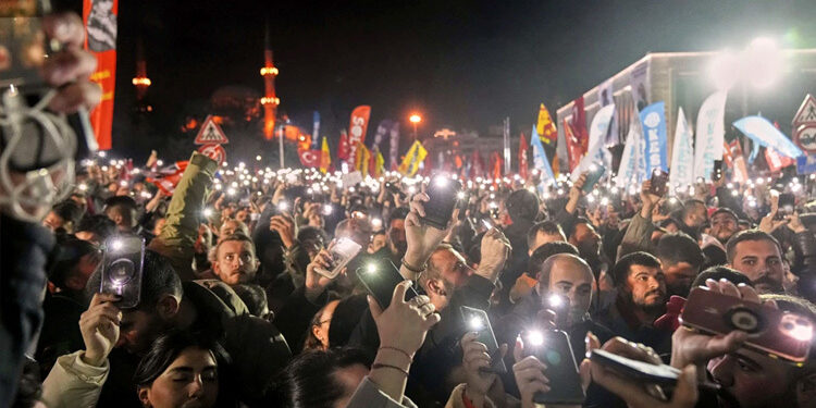 বিক্ষোভে উত্তাল তুরস্কে এরদোয়ানের পদত্যাগ দাবি