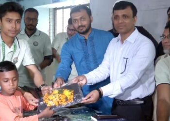 ৫ টাকায় ঈদের পোশাক ও খাদ্যসামগ্রী পেলো শিশুরা