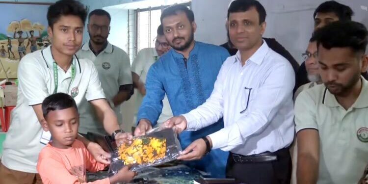 ৫ টাকায় ঈদের পোশাক ও খাদ্যসামগ্রী পেলো শিশুরা