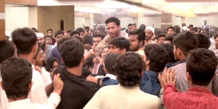 নাহিদের সামনেই এনসিপির দুই গ্রুপের হাতাহাতি