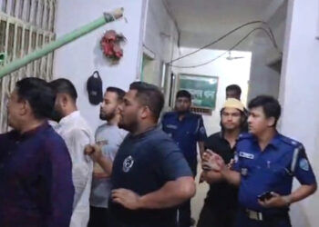 চাঁদাবাজির অভিযোগে আটক শ্রমিক দল নেতাকে ছাড়িয়ে নিতে থানায় হামলা