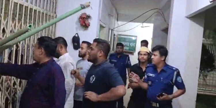 চাঁদাবাজির অভিযোগে আটক শ্রমিক দল নেতাকে ছাড়িয়ে নিতে থানায় হামলা