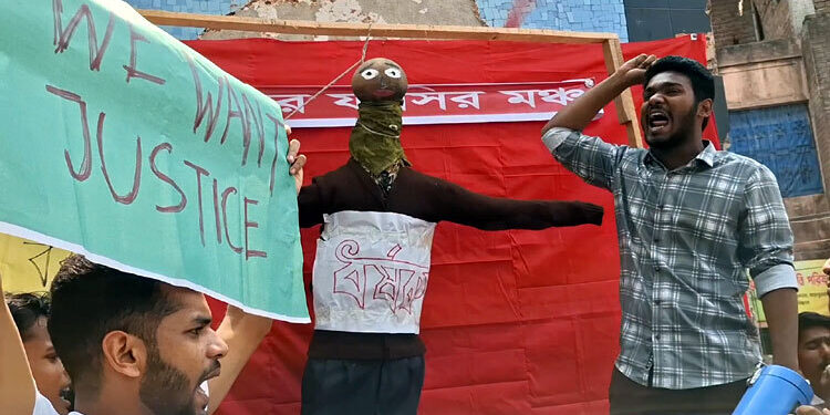 ধর্ষকদের কুশপুতুল ফাঁসিতে ঝোলালো ছাত্র-জনতা