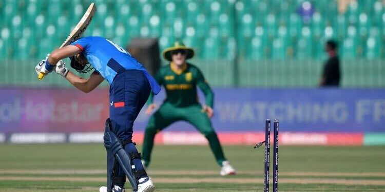 ১৭৯ রানে অলআউট ইংল্যান্ড