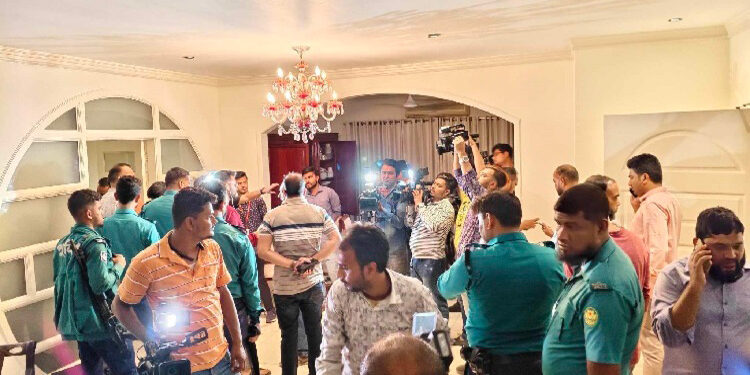 তল্লাশির নামে গুলশানে বাসায় ভাঙচুর-লুটপাটের চেষ্টা, আটক ৩