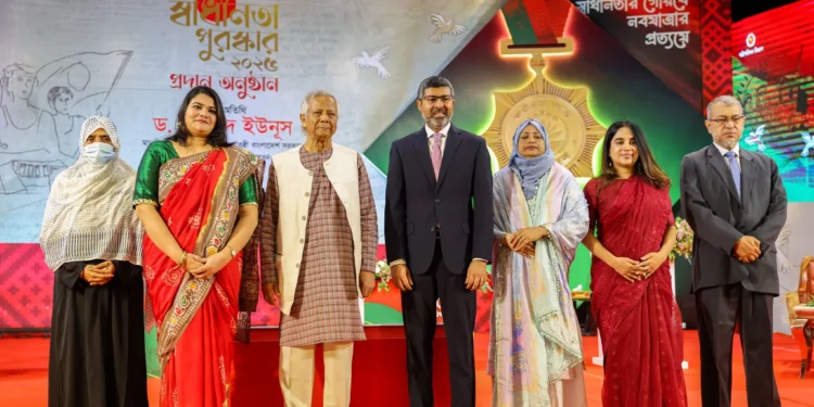 ৭ বিশিষ্ট ব্যক্তির হাতে স্বাধীনতা পুরস্কার তুলে দিলেন প্রধান উপদেষ্টা