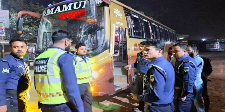 যাত্রীদের নিরাপত্তায় ঝিনাইদহে পুলিশের টহল জোরদার