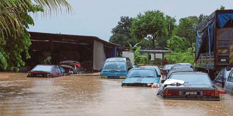 মালয়েশিয়ায় প্রবল বন্যা, বাস্তচ্যুত ১০ হাজারের বেশি