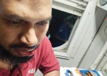 চলন্ত ট্রেনে পাথর নিক্ষেপ, চালক আহত