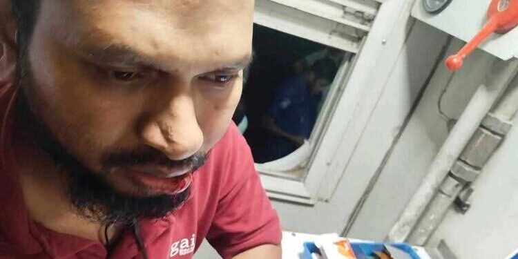 চলন্ত ট্রেনে পাথর নিক্ষেপ, চালক আহত