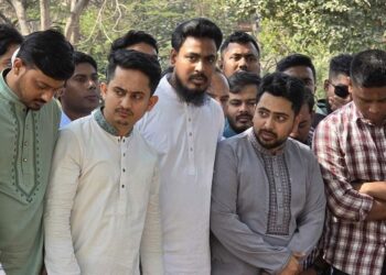 বধ্যভূমিতে অভ্যুত্থানের শহিদদের কবর জিয়ারতে নাহিদ-আখতাররা