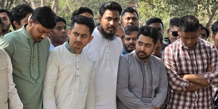 বধ্যভূমিতে অভ্যুত্থানের শহিদদের কবর জিয়ারতে নাহিদ-আখতাররা