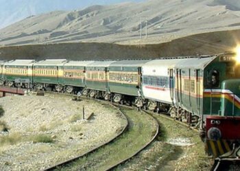 পাকিস্তানে ছিনতাই হওয়া ট্রেনে জিম্মি ৪ শতাধিক যাত্রী