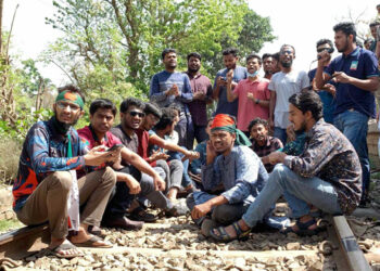 রাজশাহী বিশ্ববিদ্যালয় শিক্ষার্থীদের রেল পথ অবরোধ