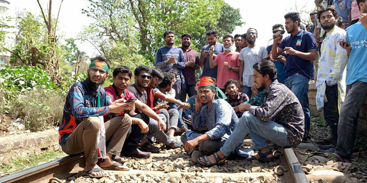 রাজশাহী বিশ্ববিদ্যালয় শিক্ষার্থীদের রেল পথ অবরোধ