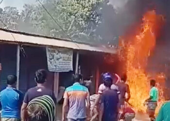 নিজ দোকানে অগ্নিকাণ্ড দেখে হৃদরোগে মারা গেলেন ব্যবসায়ী