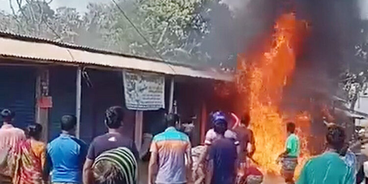নিজ দোকানে অগ্নিকাণ্ড দেখে হৃদরোগে মারা গেলেন ব্যবসায়ী