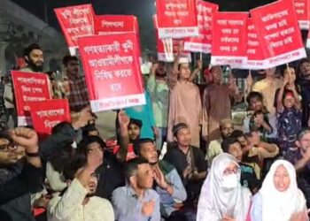 ‘শহিদেরা দিচ্ছে ডাক, শাহবাগিতা নিপাত যাক’ স্লোগানে উত্তাল শাহবাগ