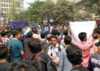 ধর্ষণের প্রতিবাদ: শাহবাগে ৩০ কলেজ শিক্ষার্থীদের অবস্থান