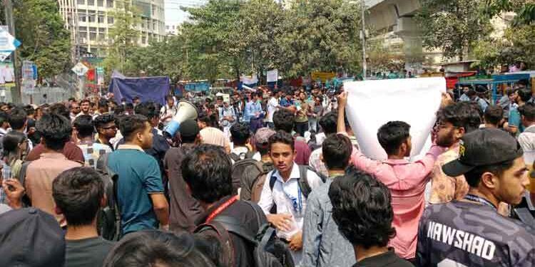 ধর্ষণের প্রতিবাদ: শাহবাগে ৩০ কলেজ শিক্ষার্থীদের অবস্থান