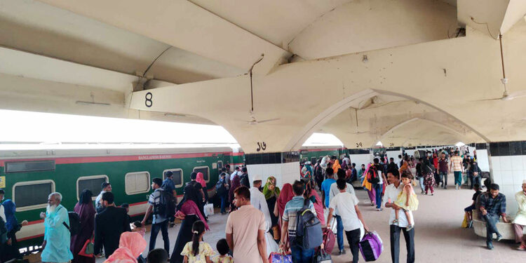 ঈদে ট্রেন যাত্রা: নেই শিডিউল বিপর্যয়, খুশি যাত্রীরা