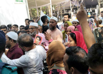 ট্রাইব্যুনালের সামনে শহীদ পরিবারের বিক্ষোভ