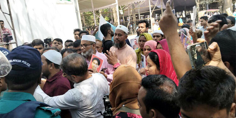 ট্রাইব্যুনালের সামনে শহীদ পরিবারের বিক্ষোভ