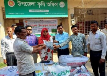 ঝিনাইদহে কৃষকদের মধ্যে বীজ ও সার বিতরণ