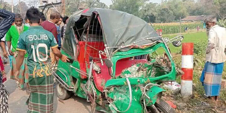 ট্রাক-সিএনজিচালিত অটোরিকশার মুখোমুখি সংঘর্ষে নিহত ৩