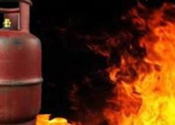 চুলা জ্বালাতেই বিস্ফোরণ, একই পরিবারের তিনজন দগ্ধ